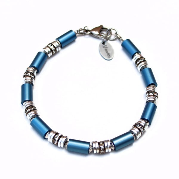 Atemporal y Clásico: Azul, Plata y Pedrería Pulsera Bicolor Jeans Azul Pulsera de Aluminio Collar de Pedrería y Plata by Descadero Bijoux