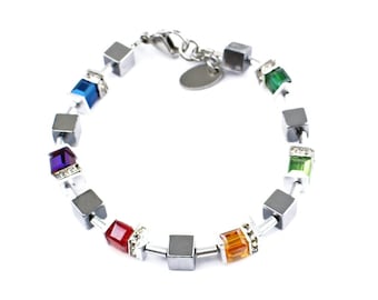 Descadero Regenbogen Armband aus Glaskristall- und Hämatitwürfeln Bunt Rainbow Rot Gelb Grün Lila Blau Würfel Silber mit Glitzer