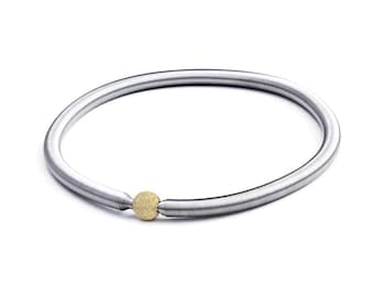 Minimalist stainless steel stretch bracelet in rose gold with genuine 925 sterling silver pearl and gold-plated finish. Women's stretch bracelet, elastic.