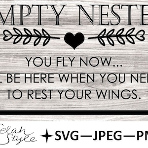 Puede incluir: Gráfico en blanco y negro con el texto "EMPTY NESTER" y un corazón con enredaderas. El texto debajo dice "YOU FLY NOW... I'LL BE HERE WHEN YOU NEED TO REST YOUR WINGS."