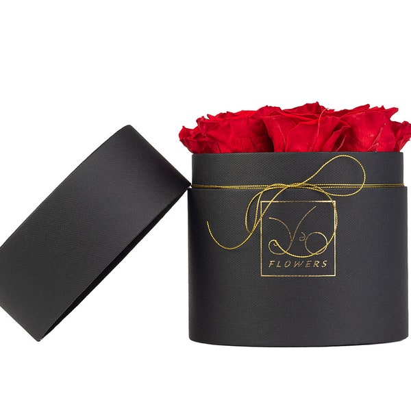 Czarny flowerbox z czerwonymi wiecznymi różami