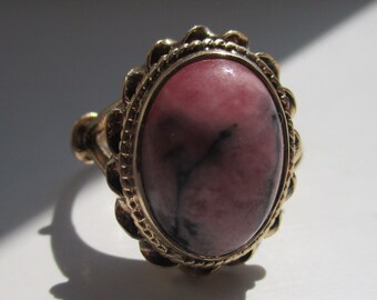 Vintage 9ct Solid Gold Pink + Black 'Agate' Solitaire Gemstone Ring{4.8 Grams}