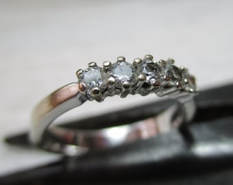 Anillo vintage de oro blanco macizo de 18 quilates con 5 piedras y piedras preciosas de diamantes {3,3 gramos} {Peso del diamante de 0,4 quilates}