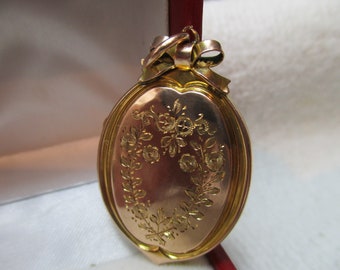 Colgante de medallón antiguo con forma de marquesa de oro macizo de 9 quilates con grabado foliado {4,4 gramos}