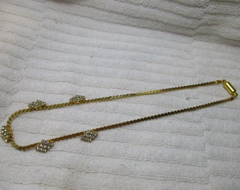 Collar vinculado en forma de 'S' chapado en oro vintage con piedras preciosas de circonio cúbico + cierre magnético {13,8 gramos}
