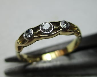 Vintage 18ct Solid Gold 3-Stone Diamond Gemstone Ring{2.3 Grams}{0.15Ct Diamond Weight}