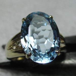 Vintage 9ct Solid Gold Blue Topaz + White Stone Gemstone Ring{5.3 Grams}