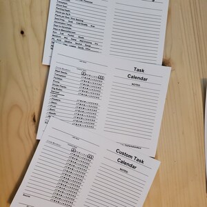 Könnte beinhalten: Ein druckbarer Garten-Aufgabenkalender mit Abschnitten für die Aussaat, einen allgemeinen Aufgabenkalender und einen individuellen Aufgabenkalender. Jeder Abschnitt enthält eine Liste der Monate und einen Notizbereich.