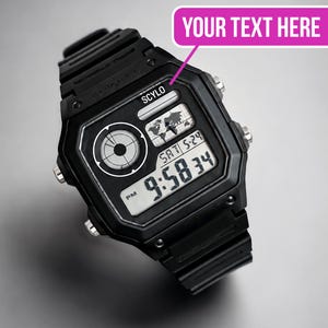 Puede incluir: Un reloj de pulsera digital negro con caja rectangular y correa de resina negra a juego. La pantalla muestra un gráfico de mapa mundial, un dial analógico circular y la hora digital 9:58:34 PM, con el texto SCYLO y YOUR TEXT HERE.