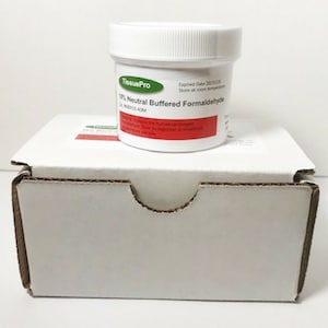 Puede incluir: Un frasco de plástico blanco etiquetado "TissuePro" que contiene formaldehído tamponado neutro al 10%, colocado sobre una caja de cartón blanca. El frasco tiene una tapa blanca y una etiqueta roja con texto. La caja tiene un recorte curvo en la parte delantera.