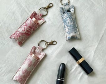 Llavero porta-pintalabios/bálsamo labial/perfume de viaje con atomizador de algodón y lino estilo rústico Toile de Jouy, con cierre de mosquetón, 10 cm de alto x 4 cm de ancho.