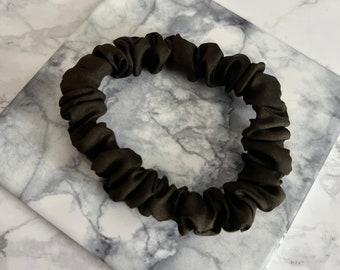 Legergroen Licht Matte Zijdemix (niet satijn) Skinny Scrunchy | Scrunchies | Diameter 8 cm (3,2 inch) - Enkel | Set van twee