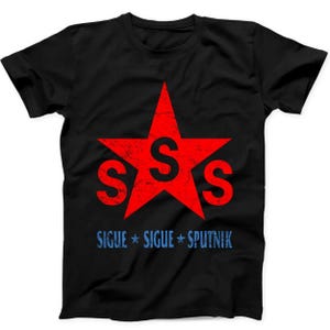Puede incluir: Una camiseta negra de manga corta con una estrella roja grande y desgastada con la letra S en el centro. Dos letras S adicionales flanquean la estrella. Debajo, el texto SIGUE STAR SIGUE STAR SPUTNIK está impreso en azul desgastado.