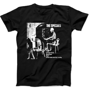 Könnte beinhalten: Ein schwarzes Kurzarm-T-Shirt mit einem weißen Grafikdruck von zwei Skeletten, die an einem Schreibtisch sitzen. Der Text lautet 2 TONE, THE SPECIALS, EXTENDED VERSION, Ghost Town, Why? und Friday Night Saturday morning in einem kontrastreichen Stil.