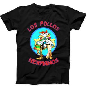Peut inclure: Un t-shirt noir à manches courtes avec un motif représentant deux poulets de dessin animé debout dos à dos dans un cercle bleu clair. Le texte "LOS POLLOS" est arqué au-dessus du cercle et "HERMANOS" est arqué en dessous en lettres rouges.
