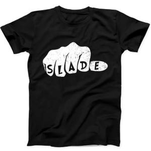 以下が含まれることがあります： 黒の半袖Tシャツで、使い古されたような風合いの白い拳のグラフィックが中央に配置されています。拳の指関節部分には黒い大文字で「SLADE」という文字がプリントされており、白いグラフィックデザインの一部として組み込まれています。