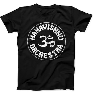 Pode incluir: Uma t-shirt preta de manga curta com um gráfico circular branco no peito. O design inclui o texto "MAHAVISHNU ORCHESTRA" numa fonte desgastada em torno de um símbolo Om central, tudo numa impressão branca texturizada e envelhecida.