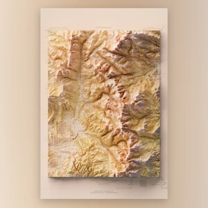 Puede incluir: Un mapa topográfico de una región montañosa, que muestra los cambios de elevación en tonos de marrón, amarillo y verde. El mapa está impreso sobre un fondo blanco con un título y otro texto.