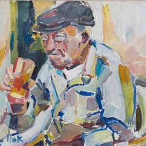 Puede incluir: Una pintura de un hombre con una gorra y una camisa azul claro, sosteniendo un vaso de líquido. La pintura está realizada en un estilo suelto y expresivo con pinceladas audaces.