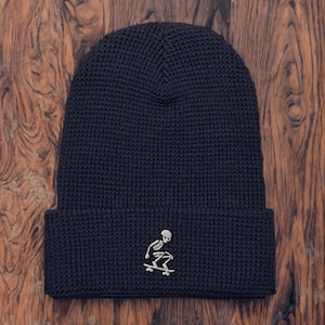 Skateboarder&#39;s Delight: Embroidered Waffle Beanie for the Adventurous Soul