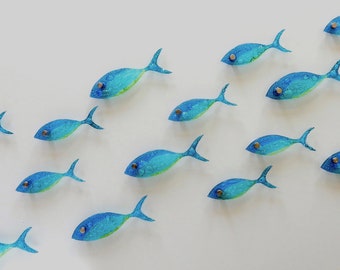 16 Fischset .Fused Glasschwarm von Fischen. Ozeankunst. Blauer Fisch Wandkunst. Badezimmer Wandkunst. Ocean Nautical Beach Dekor. Küstenkunst Meereskunst