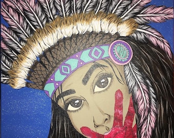 Op de afbeelding: Een schilderij van een vrouw met lang donker haar die een hoofdtooi draagt met roze en witte veren. Haar gezicht is geschilderd met een rode handafdruk en haar lippen zijn rood. De achtergrond is donkerblauw.