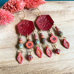 Handgemachte Rote Leder Chandelier Ohrringe, Tschechische Glasperlen, Boho Ohrringe