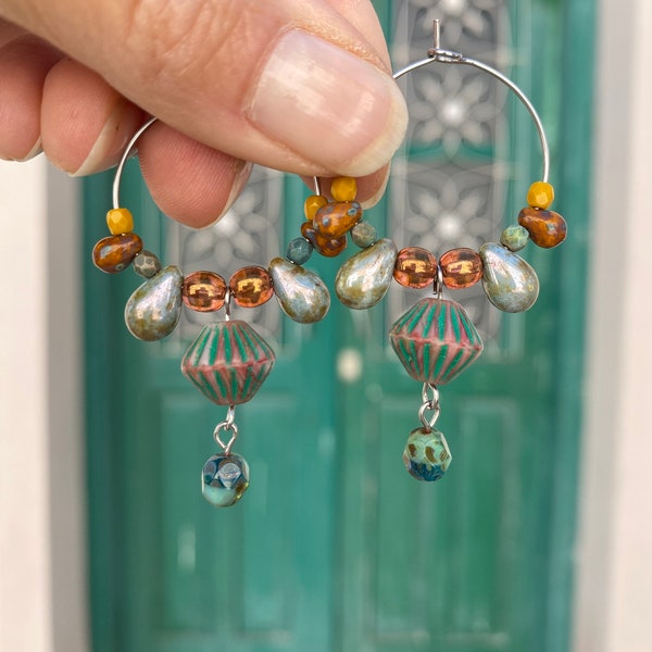 Hoop earrings with greenish and mustard yellow rustic beads,handmade gift for friend,vihreä keltaiset rengaskorvikset,boheemit teräskorut