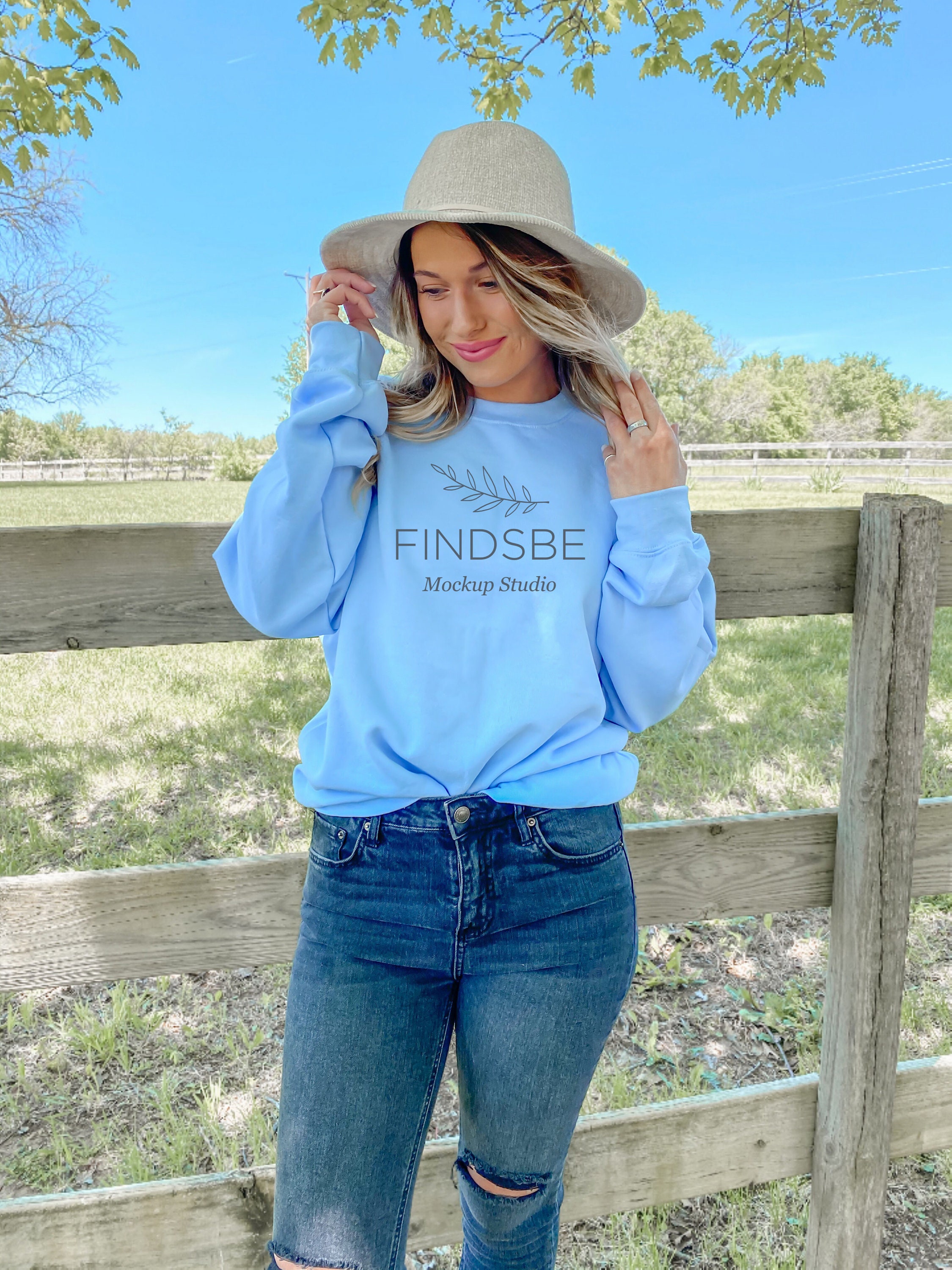 gildan light blue sweatshirt