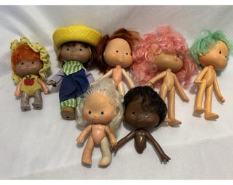 Figurines de héros de BD avec charlotte aux fraises