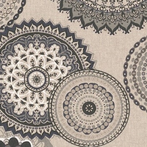 Può includere: Un motivo senza cuciture con un design ripetitivo di intricati mandala in tonalità di grigio e beige su uno sfondo beige chiaro.