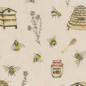 Könnte beinhalten: Ein beigefarbener Stoffhintergrund mit einem sich wiederholenden Muster aus Honigbienen, Honiggläsern und Bienenstöcken. Das Muster enthält ein Glas mit der Aufschrift "Honig", einen Bienenstock mit einem Holzsockel und einen Bienenstock mit einem Holzdach. Die Bienen sind gelb und schwarz mit braunen Flügeln.