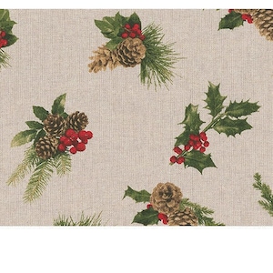 Może przedstawiać: Beżowy materiał z powtarzającym się wzorem szyszek, ostrokrzewu i czerwonych jagód. Materiał ma subtelną fakturę lnu.