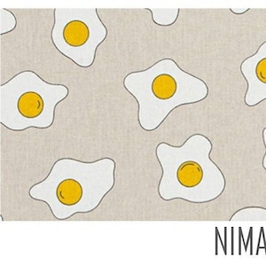 Könnte beinhalten: Ein beigefarbener Stoff mit einem sich wiederholenden Muster aus weiß umrandeten Spiegeleiern mit gelben Dottern. Der Text "NIMALEX" ist in Schwarz am unteren Rand des Bildes gedruckt.
