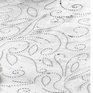 Könnte beinhalten: Weißer Stoff mit einem sich wiederholenden Muster aus kleinen, silbernen Punkten, die ein Paisley-Muster bilden.