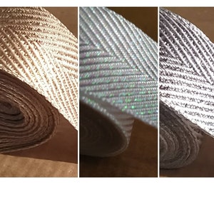 Wstążka diagonalna o szerokości 25 mm i 2,5 cm, płaska. Kolor: złoty, biały holograficzny, srebrny. MTP, wygląd metaliczny, metaliczny