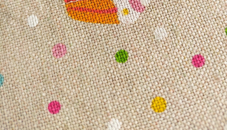 Tissu décoratif aspect lin coton vendu au mètre polyvalent pour rideaux, sacs, coussins etc. cupcakes sucrés rigolos, colorés et ludiques image 2