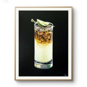 Könnte beinhalten: Ein Gemälde eines Cocktails in einem hohen Glas mit einer Limettenscheibe als Garnitur. Das Getränk ist geschichtet mit einer dunkelbraunen Flüssigkeit am Boden, einer hellbraunen Flüssigkeit in der Mitte und einer weißen Flüssigkeit oben. Das Glas steht auf einem schwarzen Hintergrund.