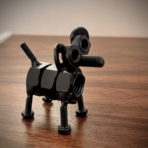 Hundeskulptur aus recyceltem Metall, schwarze Sprühfarbe