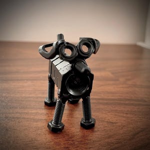 Hundeskulptur aus recyceltem Metall, schwarze Sprühfarbe