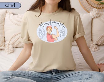 Vintage Wein Mama T-Shirt, Lustiges Katzen Mama T-Shirt, Mamas kleiner Helfer Wein Shirt, Lustiges T-Shirt für Muttertag, 50er Jahre Stil Süßes Katzen Mama Shirt