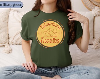 Camiseta Adventure Awaits para viajeros, amantes de las actividades al aire libre, amantes de la naturaleza, regalos de aventura, camisetas para acampar y hacer senderismo, camisetas Wanderlust Explore More