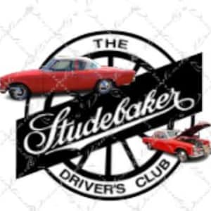 Könnte beinhalten: Ein schwarz-weißes Logo für den Studebaker Driver's Club. Das Logo zeigt ein stilisiertes Studebaker-Auto und die Worte "The Studebaker Driver's Club".