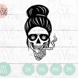 Op de afbeelding: Zwart-witte illustratie van een schedel met een knot, die een zonnebril met een marihuanabladontwerp draagt ​​en een sigaret rookt.