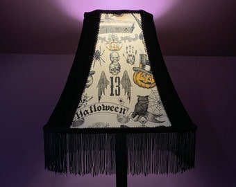 Abat-jour inspiré d'Halloween | Décoration gothique | Abat-jour fait main | Franges noires |