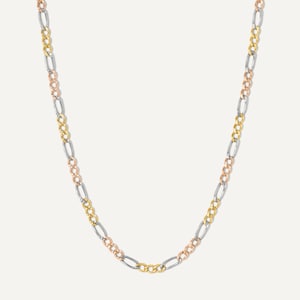 Puede incluir: Un collar de cadena de oro, plata y oro rosa con un patrón de eslabones figaro.