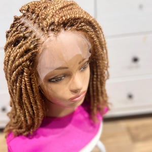 Peluca trenzada rizada ElegantWigs de 14&quot;. Fabricada sobre una peluca de encaje completo. Peluca ligera para mujer. Mezcla de colores dorados.