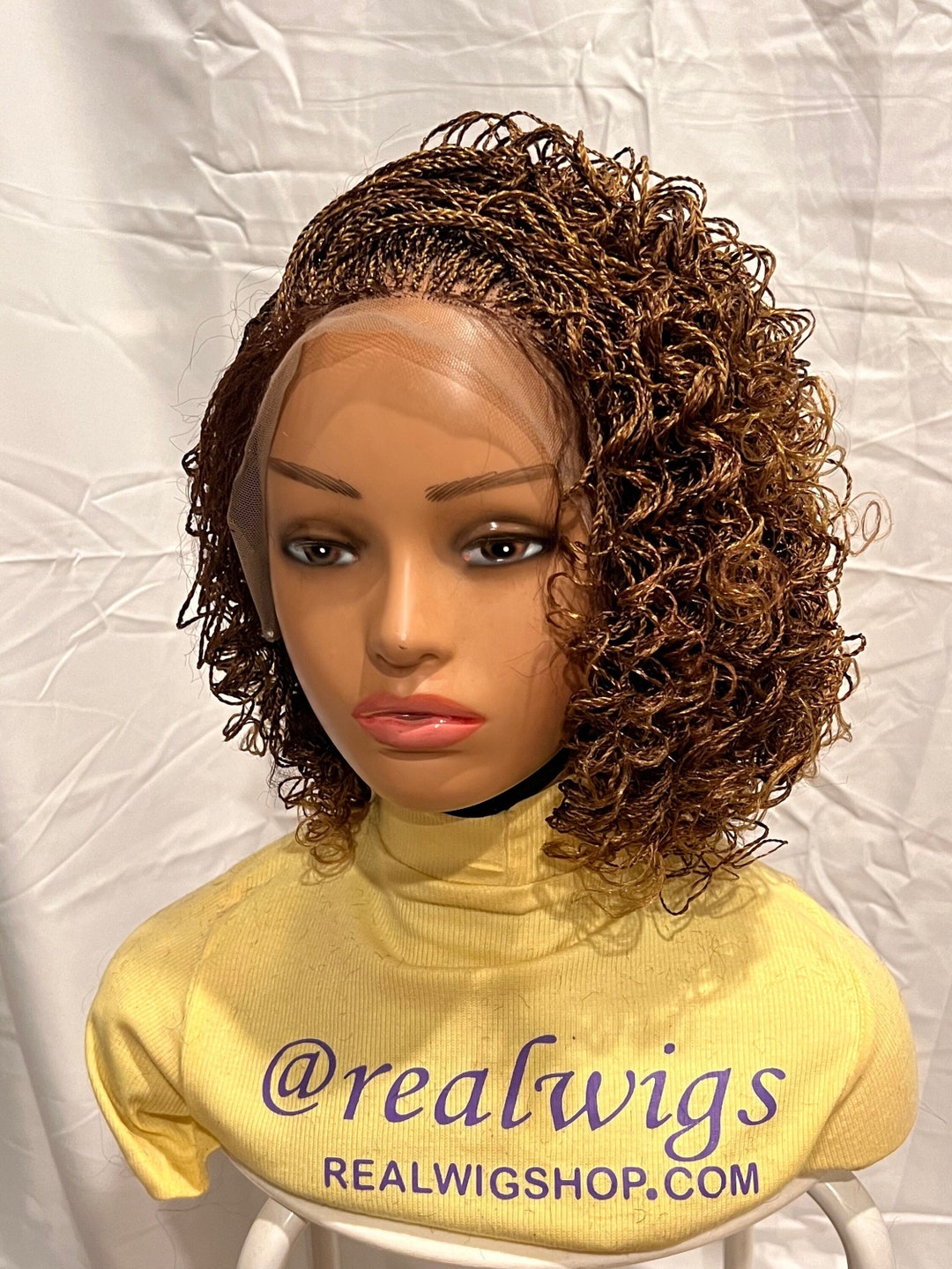 Perruque Mi-longue Bouclée Marron Cendré Golden – Référence Jamelia 6t24b, Synthétique, Taille Moyenne, Neuve Avec étiquettes