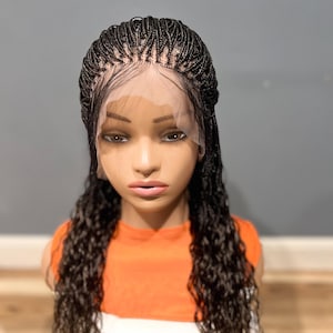 ElegantWigs Peluca con ondas al agua trenzada negra de 22&quot;. Fabricada sobre un encaje completo. Tal como se muestra en la imagen.
