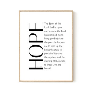 Puede incluir: Arte de pared imprimible en blanco y negro con la palabra "HOPE" apilada verticalmente y un versículo bíblico de Isaías 61:1 sobre el espíritu del Señor Dios.